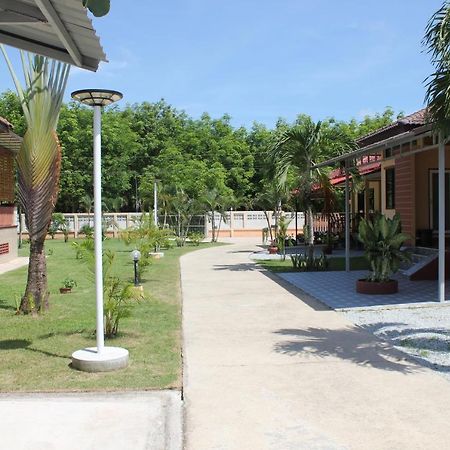 Naluemon Village FH 1 Rayong Extérieur photo