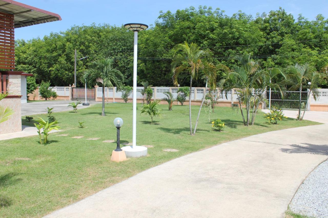 Naluemon Village FH 1 Rayong Extérieur photo