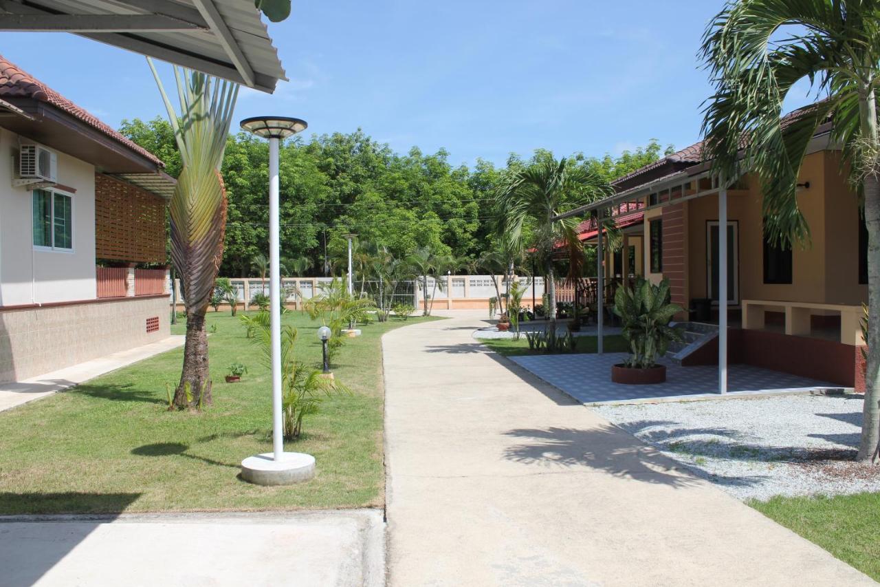 Naluemon Village FH 1 Rayong Extérieur photo